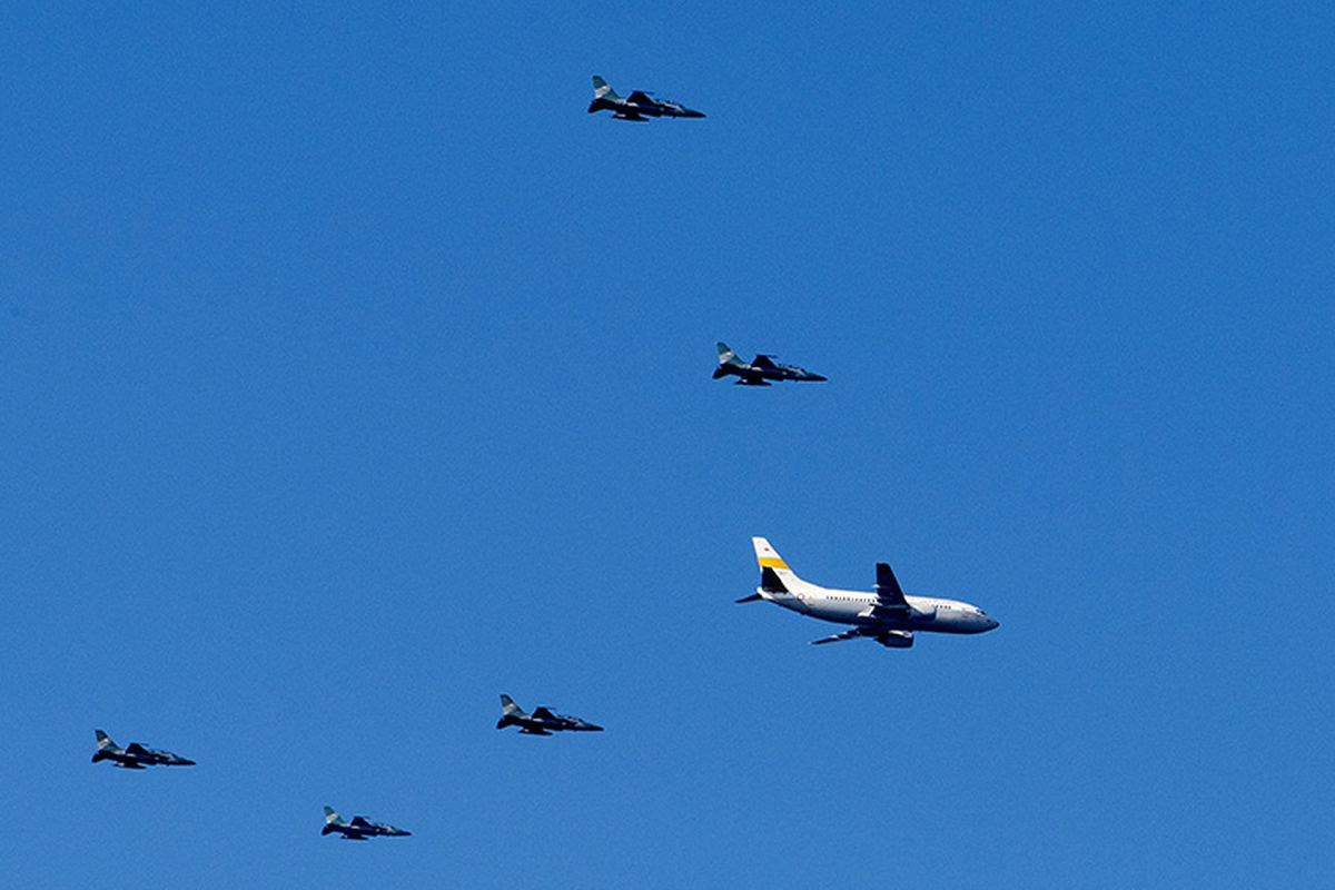 Pesawat Boeing 737-500 TNI AU yang membawa api obor Asian Games 2018 dari India dikawal pesawat T50i bersiap untuk mendarat di kawasan Lanud Adisutjipto, Sleman, DI Yogyakarta, Selasa (17/7/2018). Prelude rangkaian kegiatan Asian Games dimulai dengan perhelatan pawai obor (torch relay) dari Yogyakarta sebagai kota pertama dan akan berlangsung di 17 provinsi dan 53 kota lainnya di Tanah Air.