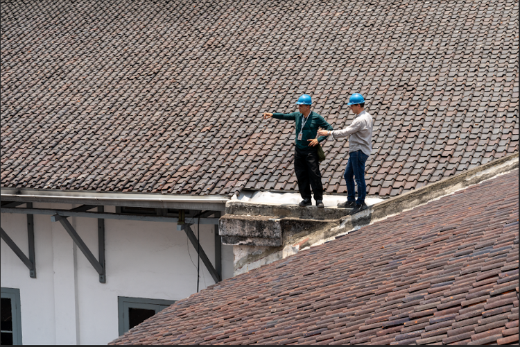 Tim arsitek dari Kedutaan Perancis, Cedric Trenesaux dan Frederic Martorello sedang berdiri diatap Museum Nasional Indonesia. Keduanya akan membantu merestorasi bangunan Museum Nasional Indonesia yang terbakar. 