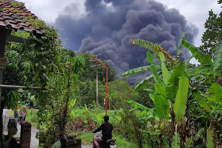 Warga saat berhamburan keluar rumah menjauhi bunyi ledakan tangki kilang minyak RU VI Balongan Indramayu, Rabu (31/3/2021).