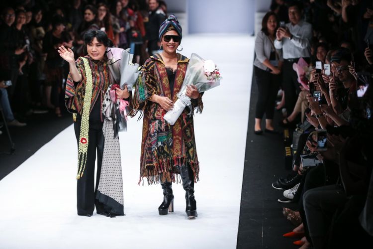 Menteri Kelautan dan Perikanan, Susi Pudjiastuti mengenakan busana rancangan Anne Avantie saat Jakarta Fashion Week 2019 di Senayan City, Jakarta, Selasa (23/10/2018). 