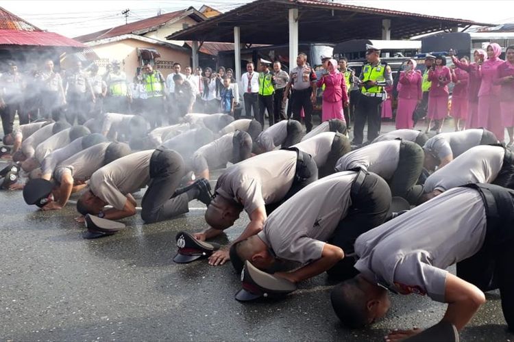 Puluhan aparat Polres Pulau Ambon melakukan sujud syukur di apangan upacara Polres Pulau Ambon setelah mengikuti upacara kenaikan pangkat, yang dipimpin Kapolres Pulau Ambon, AKBP Sutrisno Hadi Santoso Senin (1/7/2019)