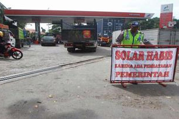 Ilustrasi: Polisi menjaga Stasiun Pengisian Bahan Bakar Umum yang kehabisan solar bersubsidi di Jalan Jakarta, kawasan Pelabuhan Tanjung Perak, Surabaya, Jawa Timur, Rabu (24/4/2013). Kuota solar bersubsidi di SPBU ini dikurangi oleh pemerintah dari 40.000 liter per hari menjadi 16.000 liter per hari. Akibatnya, banyak truk di pelabuhan yang tidak dapat mengisi solar.