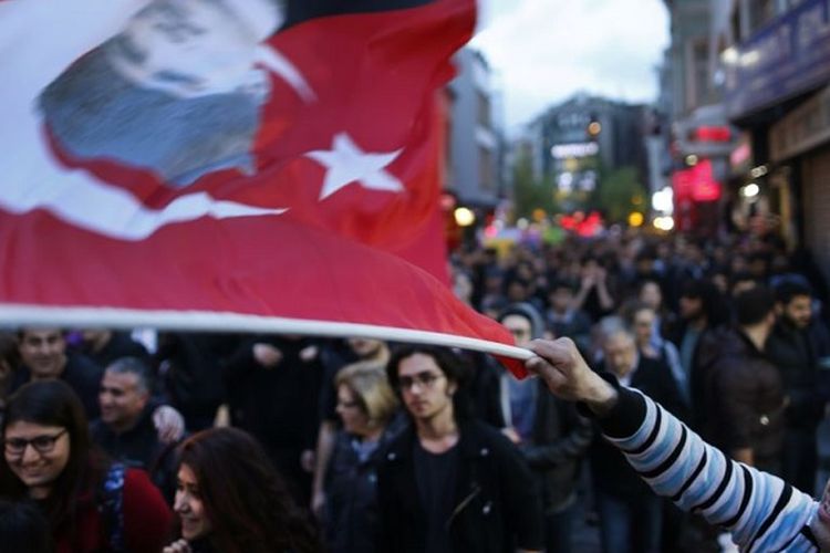 Aksi protes menentang hasil referedum Turki diadakan di Istanbul, Rabu (19/4/2017).

