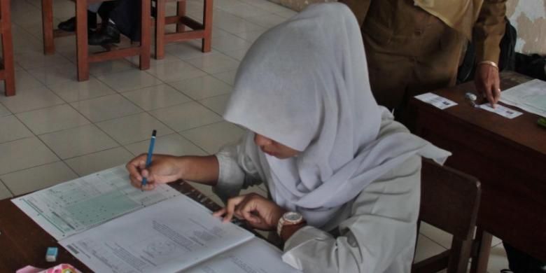 Seorang siswa SMPLB Muhammadiyah, Susukan, Kabupaten Semarang sedang mengikuti Ujian Nasional (UN) di SLB Negeri Ungaran, Senin (5/4/2015)