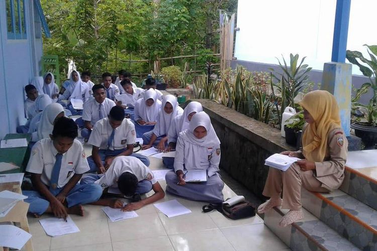 Puluhan siswa SMA Negeri 2 Leihitu Kabupaten Maluku Tengah, Kamis (7/12/2017)  mengikuti ujian akhir semester (UAS) di teras sekolah karena keterbatasan ruang kelas.