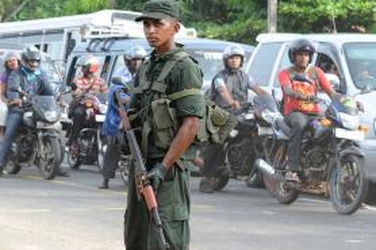 Seorang prajurit Sri Lanka berjaga di dekat lokasi kerusuhan sektarian di kota Beruwala, sekitar 60 kilometer dari ibu kota Kolombo.