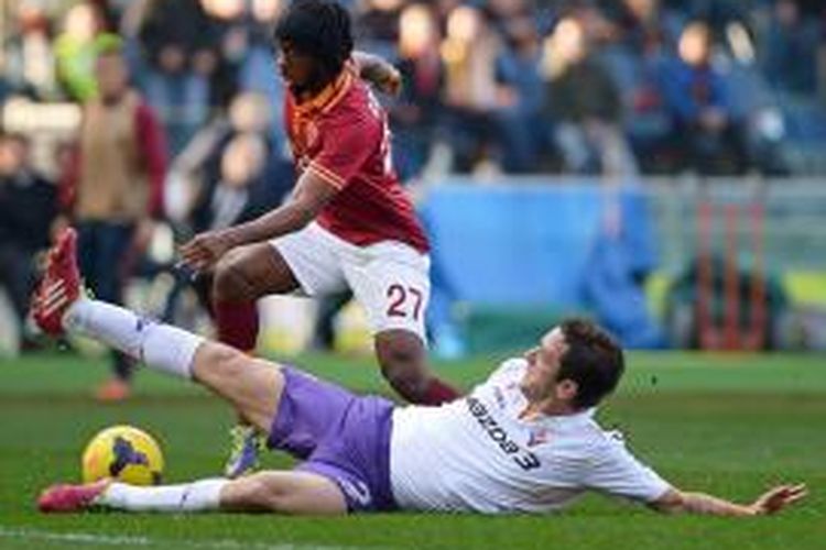 Gelandang AS Roma Gervinho mencoba melewati hadangan bek Fiorentina Gonzalo Rodriguez, pada pertandingan lanjutan Serie-A, yang berlangsung di Stadion Olimpico, Roma, Minggu (8/12/2013).