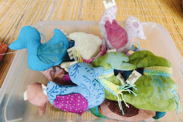 Gantungan kunci salah satu karya Eka Setyowati, seorang ibu asal Surabaya yang memiliki hobi menjahit dari sekadar pesanan kecil melahirkan Decak Handmades, sebuah usaha home decor berbahan tekstil dengan sentuhan khas Nusantara berhasil meraih panggung internasional.