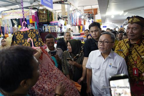 Diskusi dengan Pedagang Pasar Johar, Mendag Zulkifli Hasan Pastikan Pemerintah Perketat Pengawasan Impor