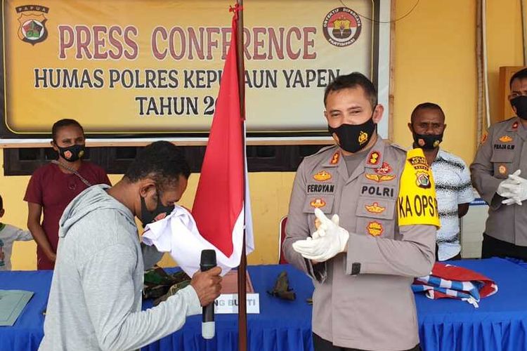 Noak Orarei, pimpinan kelompok kriminal bersenjata (KKB) Wilayah Distrik Kosiwo, Kabupaten Kepulaun Yapen, Provinsi Papua, ketika mencium bendera merah putih, Rabu (17/3/2021).