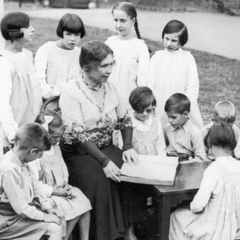 Helen Keller kerap mengunjungi sekolah khusus tunanetra. Di foto ini, dia membaca huruf braille bersama murid sekolah di Swiss. (Biography)