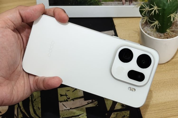 Oppo Find X9 Pro digenggam dalam posisi landscape.