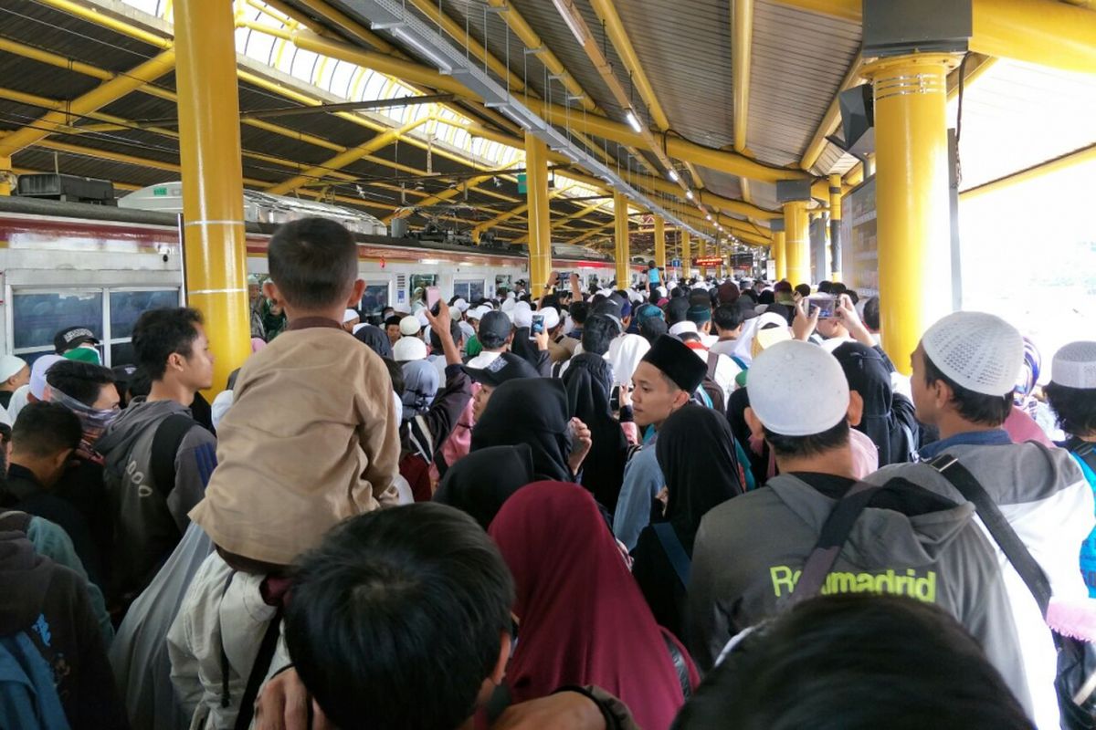 Peserta reuni akbar 212 turun di Stasiun Gondangdia menuju kawasan Monas, Minggu (2/12/2018). 