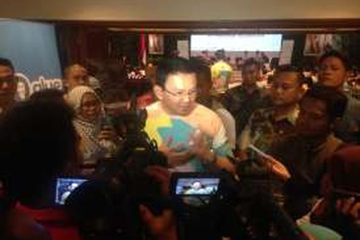 Gubernur DKI Jakarta Basuki Tjahaja Purnama saat diwawancara pewarta di Balai Kota DKI Jakarta, Sabtu (13/2/2016). 


