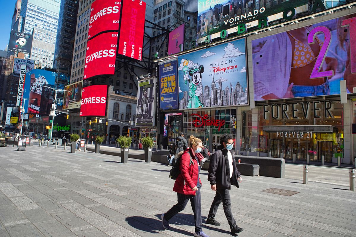 Warga AS berjalan di Times Square, New York, Maret 2020.