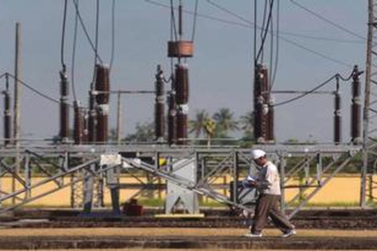 Pengecekan Kinerja Peralatan Gardu Induk - Petugas PT PLN (Persero) melakukan pengecekan di Gardu Induk 150 kV di Unit Pelayanan Transmisi Yogyakarta, Sewon, Bantul, DI Yogyakarta, Jumat (15/6/2012). Pengecekan rutin dilakukan untuk menjaga kinerja berbagai peralatan transmisi listrik tersebut agar dapat berfungsi optimal dalam mengatur aliran daya listrik dari saluran transmisi ke saluran transmisi lainnya yang kemudian didistribusikan ke konsumen.  
