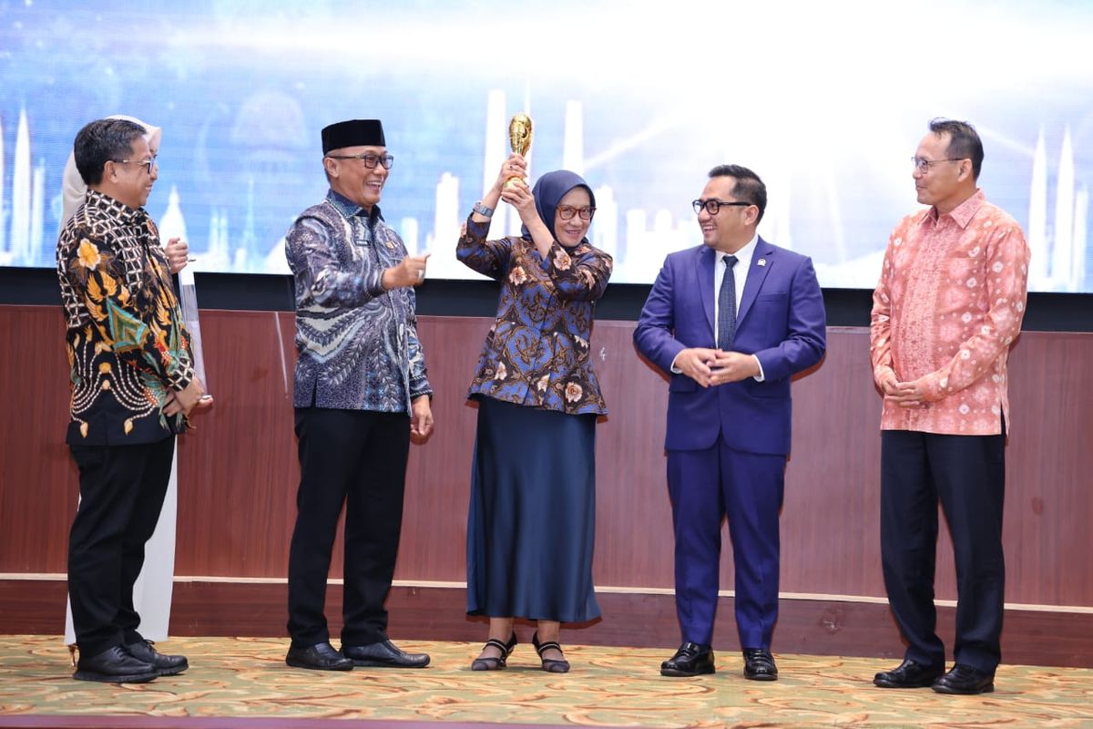 Menteri PANRB Rini Widyantini menerima penghargaan dalam ajang KORPRI Award 2025.