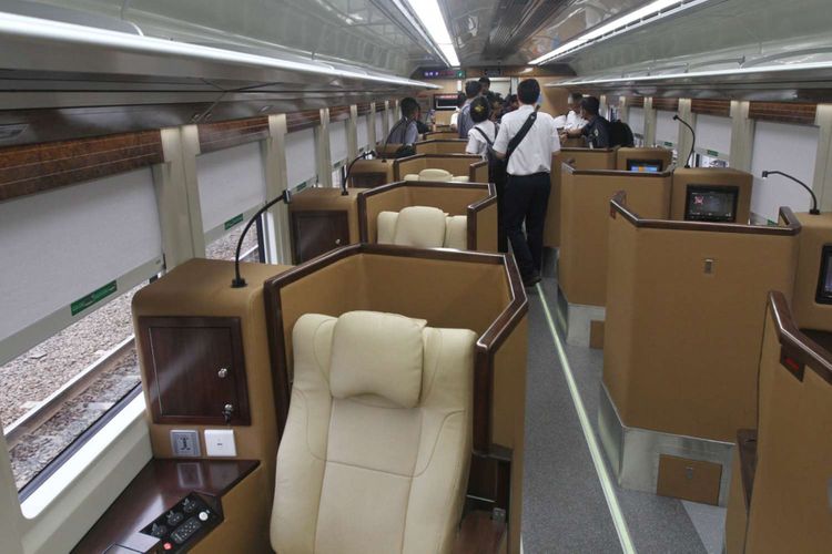 Suasana di dalam gerbong sleeper kelas luxury yang mulai dioperasikan PT Kereta Api Indonesia (KAI) menggunakan kereta Argo Bromo Anggrek tujuan Jakarta-Surabaya, di Stasiun Kota, Jakarta, Selasa (12/6/2018). Dengan harga tiket Rp 900 ribu, penumpang mendapatkan pelayanan kelas bisnis di pesawat yaitu kursi tunggal yang dapat direbahkan 170 derajat, sandaran kaki, hingga TV 12 inchi dengan headset.