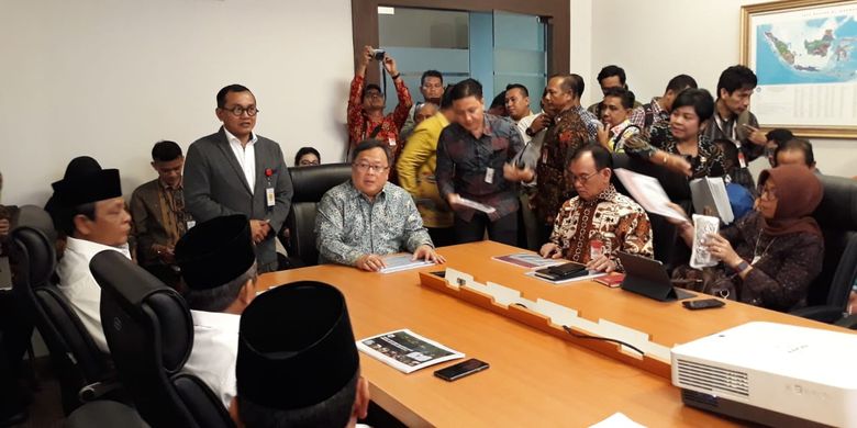  Kepala Badan Perencanaan Pembangunan Nasional (Bappenas) menggelar pertemuan membahas pemindahan Ibu Kota Negara, Senin (6/5/2019). Pertemuan terkait pemindahan Ibu Kota Negara berlangsung di Gedung Bina Graha, Kompleks Istana Kepresidenan, Jakarta.   Pertemuan mengundang sejumlah kepala daerah yang beberapa kota di wilayahnya masuk dalam pertimbangan menjadi ibu kota negara baru. Kepala daerah yang hadir yakni Gubernur Kalimantan Tengah, Gubernur Kalimantan Barat dan Gubernur Sulawesi Barat.