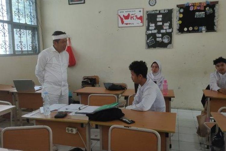 Gubernur Jawa Barat terpilih, Dedi Mulyadi, melakukan kunjungan mendadak ke SMAN 7 Cirebon, pada Jumat (7/2/2025) pagi. Dedi menegaskan, ia datang ke SMAN 7 Cirebon untuk menyelesaikan permasalahan terkait PDSS yang berpotensi menghambat ratusan siswa mendaftar SNBP. 

