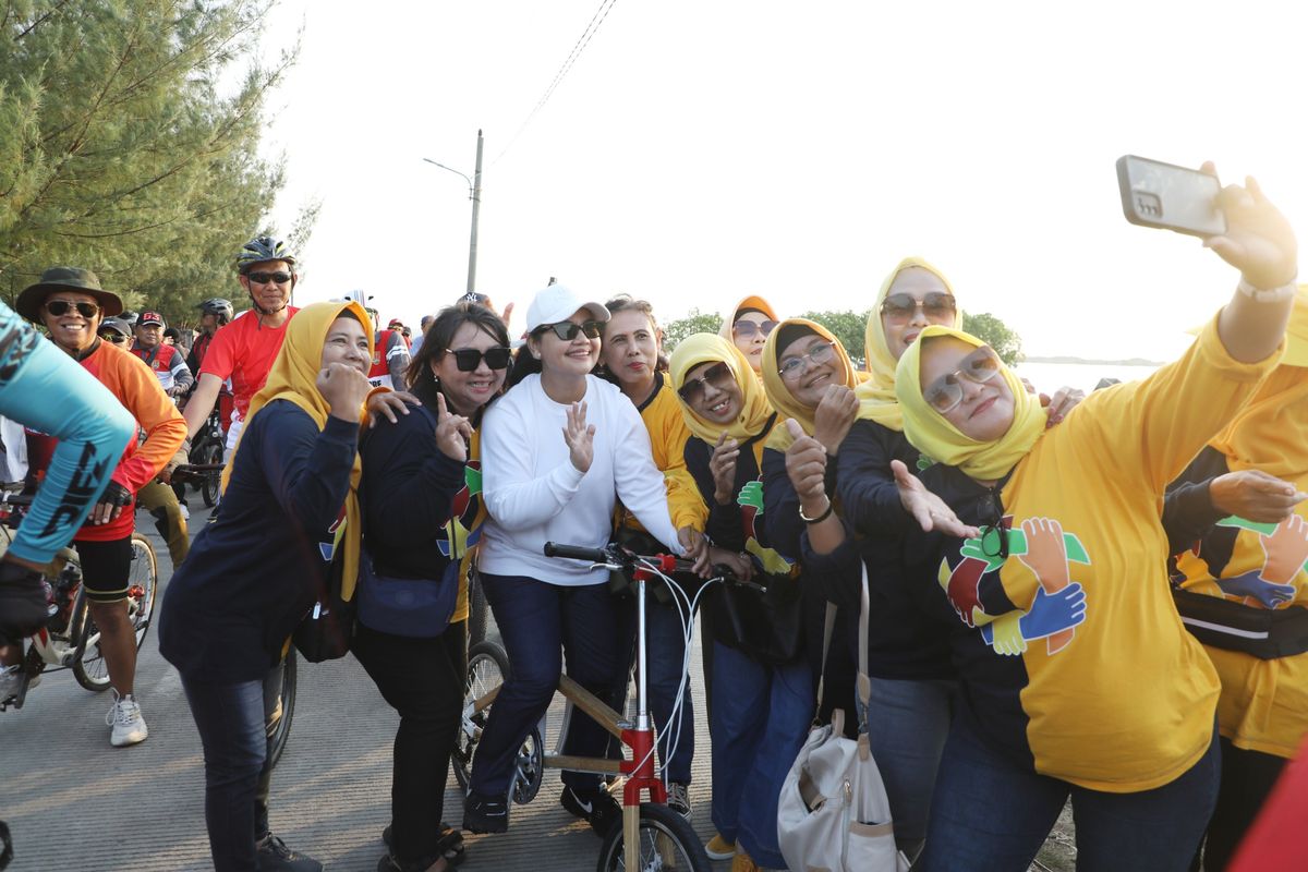 Wali Kota Semarang Agustina Wilujeng dalam kegiatan gowes bersama jajaran OPD dan masyarakat, Minggu (31/8/2025).