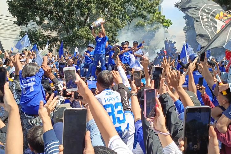 Iring-iringan Persib Bandung saat melintas di Jalan Lembong memggunakan bus terbuka, Minggu (24/5/2026).