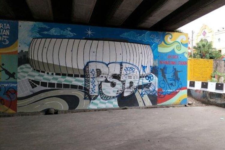 Mural Jakarta Hajatan dicoret-coret terjadi di Jalan R. E. Martadinata, Kecamatan Pademangan, Jakarta Utara, Jumat (17/6/2022). Murah bergambar Jakarta International Stadium (JIS) itu dikotori coretan vandalisme.  
