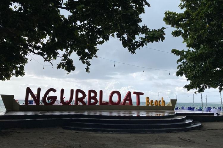 Tugu Pantai Ngurbloat di Desa Wisata Ngilngof, Kabupaten Maluku Tenggara, pada Kamis (28/10/2021).