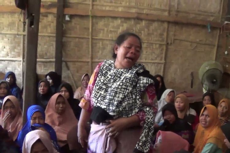 Salah pelayat tengah histeris di rumah duka seorang gadis remaja yang meninggal dunia akibat kelelahan usai menjalankan tugas sebagai saksi partai di TPS Kabupaten Takalar, Sulawesi Selatan. Jumat, (19/4/2019).