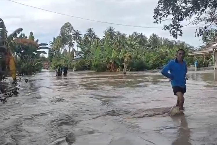 Banjir menggenangi permukiman dan ruas jalan di Desa Ujung Mattajang, Kecamatan Mappedeceng, Luwu Utara, Sulawesi Selatan, Selasa (23/4/2024) pagi.