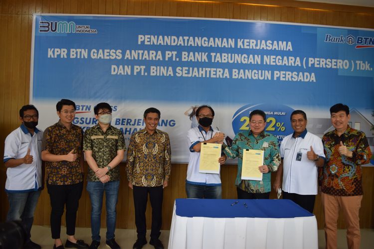 Wakil Direktur Utama Bank BTN, Nixon LP. Napitupulu; Kepala Cabang Bank BTN Cilegon, Asep Marliansyah; Direktur Utama PT Bina Sejahtera Bangun Persada, Daniel Djumali; dan Direktur Consumer Bank BTN, saat penandatangan Form Komitmen Kerjasama dalam Program KPR Bebas Edisi Kemerdekaan antara PT Bank Tabungan Negara (Persero) Tbk dengan PT Bina Sejahtera Bangun Persada, di Gallery Marketing Bumi Mutiara Serang, Banten, Rabu (10/8/22).