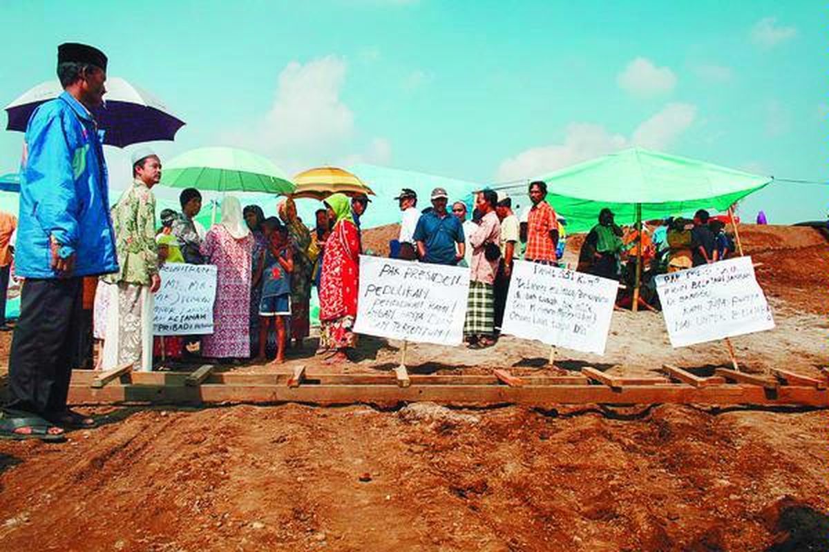 Warga Desa Besuki, Pejarakan, dan Kedungcangkring, Kecamatan Jabon, Sidoarjo, Jawa Timur, memblokir akses masuk menuju tanggul lumpur Lapindo di sisi timur, Minggu (16/3). Warga menuntut pemerintah mempercepat pembayaran ganti rugi yang telah dijanjikan.  