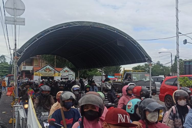Anterean Pemudik yang mengendarai sepeda motor di Pelabuhan Gilimanuk Jembrana, Bali pada Sabtu (30/4/2022). KOMPAS.COM/ Yohanes Valdi Seriang Ginta