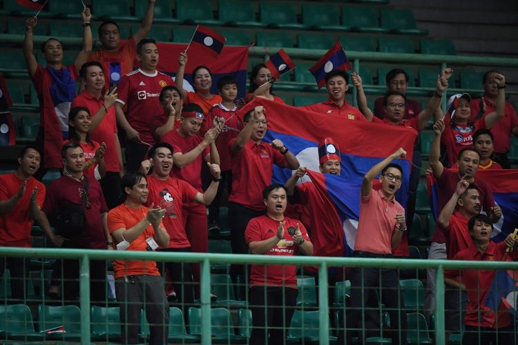 Sejumlah suporter Laos mendukung timnas U19 Laos saat bertanding melawan Malaysia pada babak final Piala AFF U19 2022 di Stadion Patriot Candrabhaga, Bekasi, Jumat (15/7/2022). ANTARA FOTO/Aditya Pradana Putra