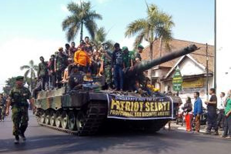 Armada tempur TNI AD saat melintas di jalan Trikora kota Yogyakarta