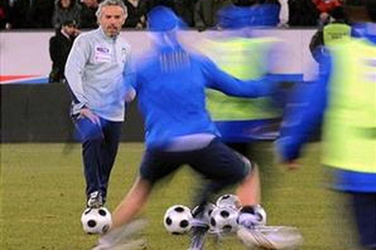 Roberto Donadoni saat melatih pada pemain timnas Italia.