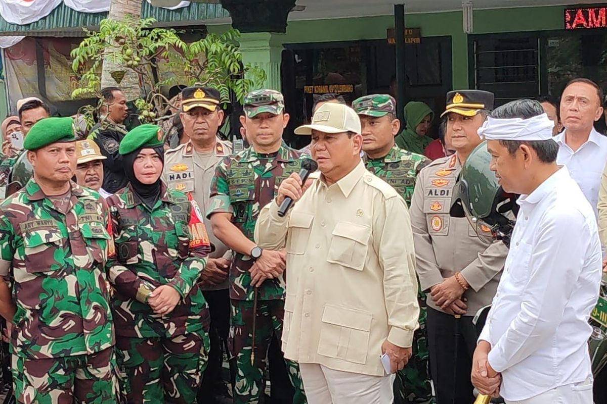 Menteri Pertahanan (Menhan) RI Prabowo Subianto membagikan puluhan sepeda motor dinas untuk operasional para Bintara Pembina Desa (Babinsa) TNI Angkatan Darat di Koramil 0912 Lembang, Kodim 0609, Kabupaten Bandung Barat, Jumat (16/6/2023).