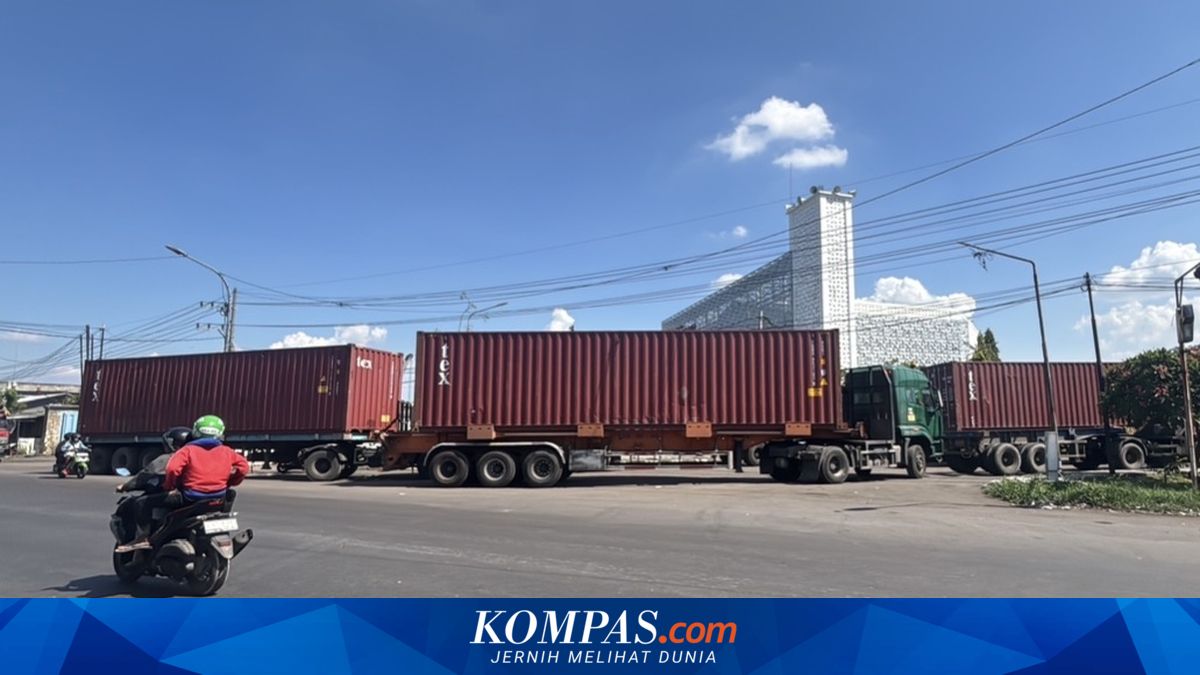Truk Masih Mengantre Solar hingga ke Jalan di Margomulyo Surabaya