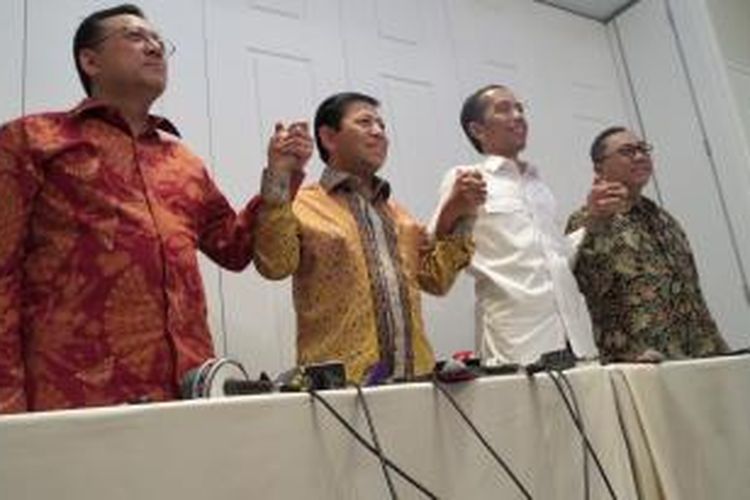 Ketua Dewan Perwakilan Daerah Irman Gusman, Ketua Dewan Perwakilan Rakyat Setya Novanto, presiden terpilih Joko Widodo, dan Ketua Majelis Permusyawaratan Rakyat Zulkifli Hasan (kiri-kanan) berpegangan tangan seusai menggelar jumpa pers di Hotel Hermitage, Jumat (10/10/2014) malam. 