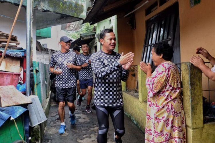 Bima Arya Sugiarto bersama sejumlah komunitas pelari menyusuri sejumlah titik untuk menyapa warga Bogor, Rabu (14/2/2018). Bima memanfaatkan hari pertama cuti sebagai Wali Kota Bogor dengan berlari.