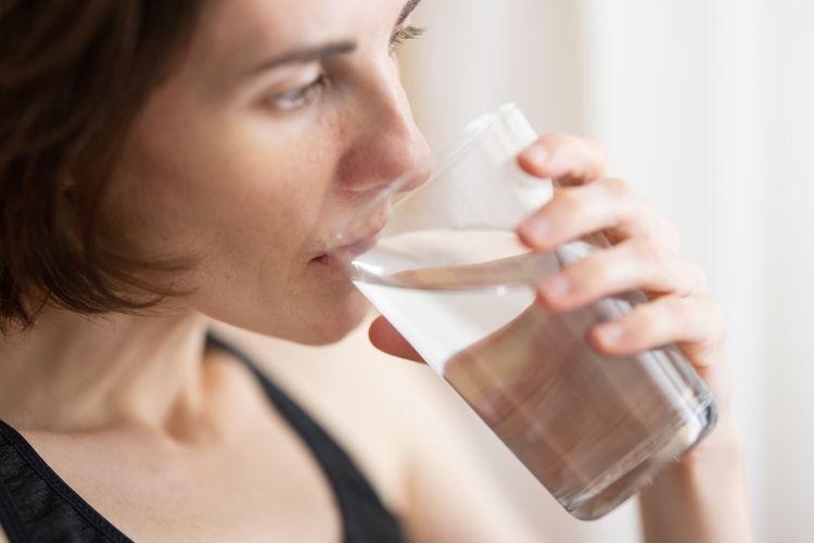 Mendorong tubuh untuk minum lebih banyak air adalah cara tubuh untuk mencoba memperbaiki rasio natrium-air. Itulah mengapa ketika kita mengonsumsi terlalu banyak garam atau makan makanan tinggi garam, kita akan cenderung lebih mudah haus.