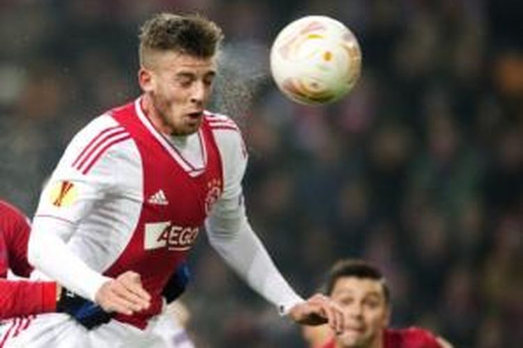 Bek Ajax Amsterdam, Toby Alderweireld, resmi berseragam Atletico Madrid mulai musim 2013-14.