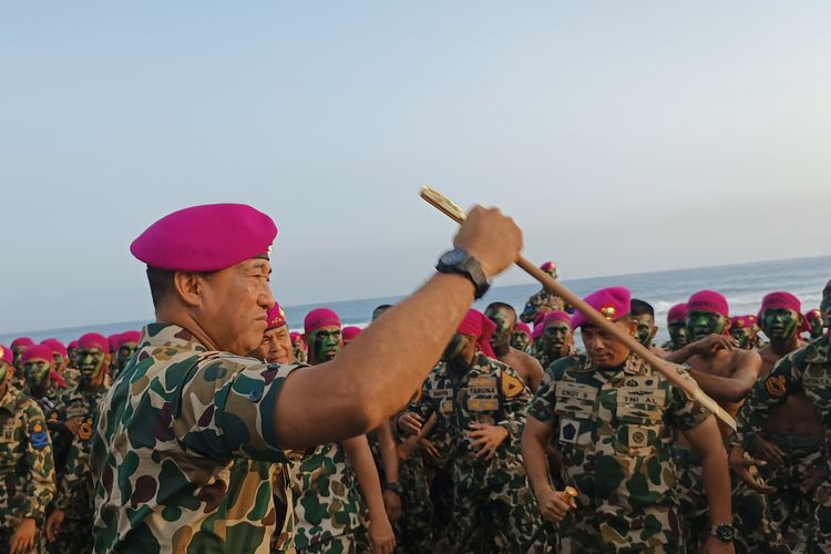 Komandan Korps Marinir TNI AL, Mayjen TNI (Mar) Nur Alamsyah saat menyematkan baret ungu kepada prajurit muda Korps Marinir TNI AL di Pantai Baruna, Kecamatan Bantur, Kabupaten Malang, Rabu (13/9/2023).