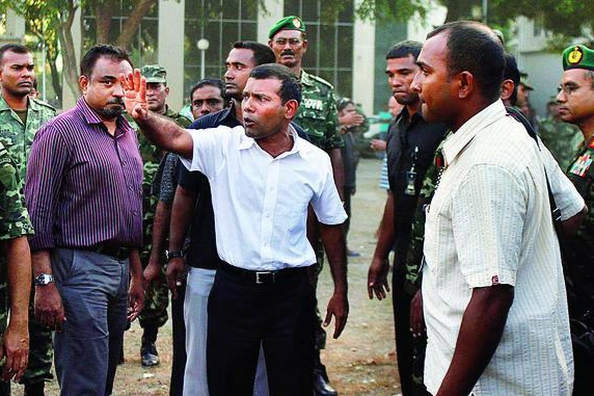 Presiden Maladewa Mohamed Nasheed (tengah) berusaha menenangkan polisi yang melakukan protes di Male, Maladewa, Selasa (7/2). Presiden pertama yang terpilih secara demokratis di negara kepulauan itu mengundurkan diri, Selasa, setelah bentrok polisi dan tentara menyusul keputusan kontroversial Nasheed menahan hakim.