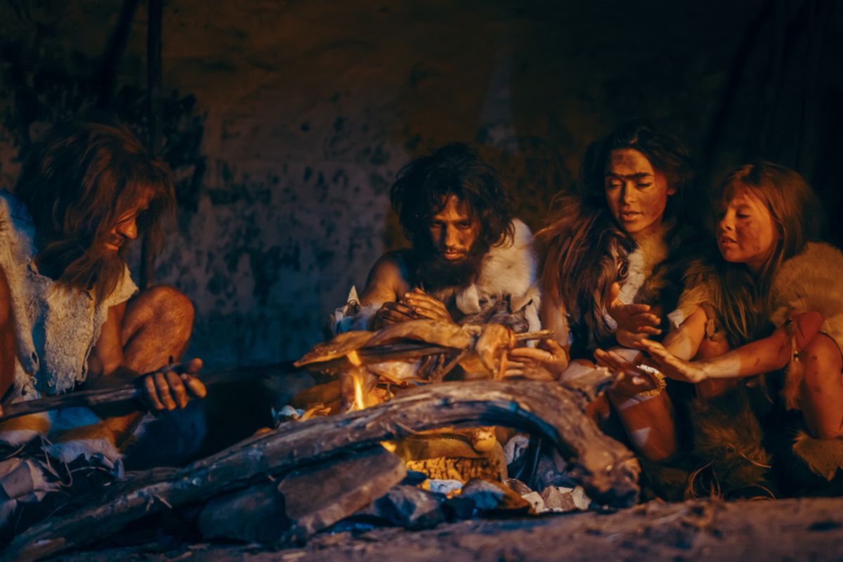 Ilustrasi keluarga Neanderthal sedang memasak.