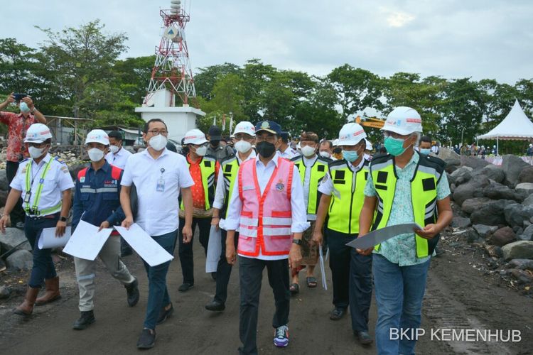 Menteri Perhubungan Budi Karya Sumadi saat meninjau proyek pembangunan Pelabuhan Sanur, Bali.