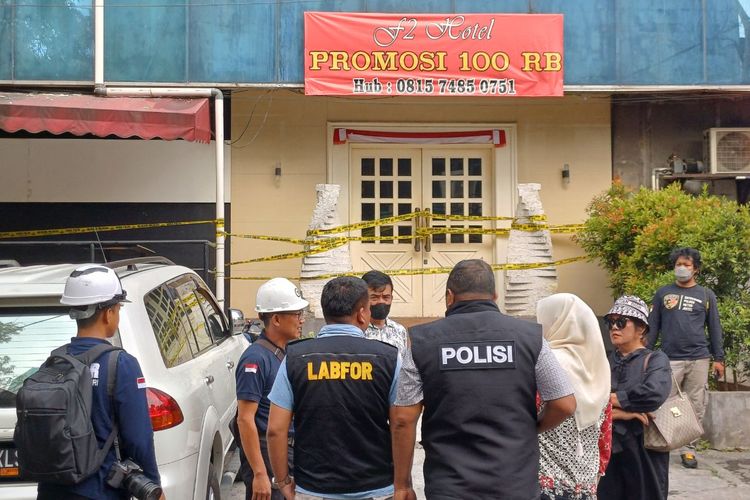 Anggota Pusat Laboratorium Forensik (Puslabfor) Mabes Polri saat menyambangi tempat kejadian perkara (TKP) F2 Hotel yang Terbakar di kawasan Melawai, Kebayoran Baru, Jakarta Selatan, Jumat (18/8/2023).