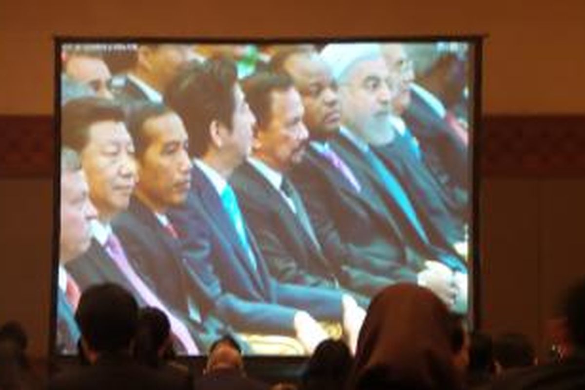 Presiden Joko Widodo duduk diapit Presiden Tiongkok Xi Jinping dan Perdana Menteri Jepang Shinzo Abe dalam pembukaan sidang Konferensi Asia Afrika 2015, Rabu (22/4/2015).