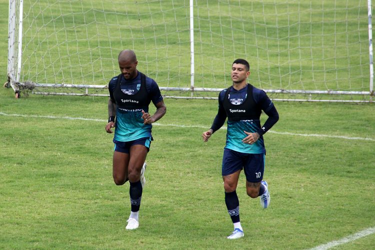 Dua penyerang Persib asal Brasil David da Silva dan Ciro Alves saat pertama kali bergabung di latihan pramusim Persib menatap musim Liga 1 2022-2023 di Stadion Persib, Sidolig, Bandung.