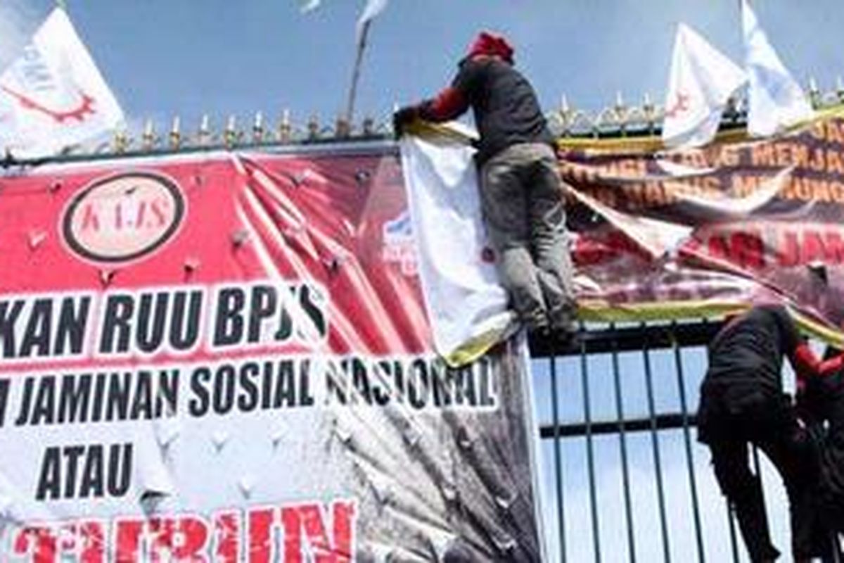 Buruh yang tergabung dalam Komite Aksi Jaminan Sosial berunjuk rasa di depan Gedung MPR/DPR/DPD, Jakarta, Senin (9/5/2011). Pengunjuk rasa berjanji akan terus mengawal pembahasan Rancangan Undang-Undang Badan Penyelenggara Jaminan Sosial dan menuntut untuk segera disahkan.